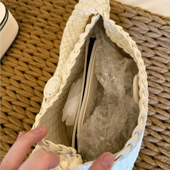 Elegant Cream Woven Women's Bag - Picture 7 of 14